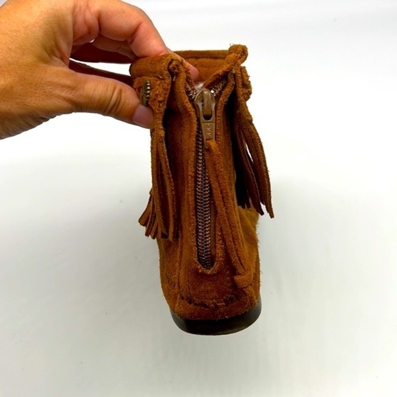 Minnetonka - High Top Brown Suede Fringe With Metal Design  Zip Up Ankle Boot 7 - Picture 11 of 13
